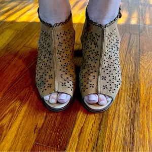 Miss Albright (Anthropologie) Heels - size 8 m